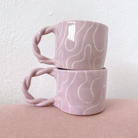 Mug avec une anse torsadée violette inside déco