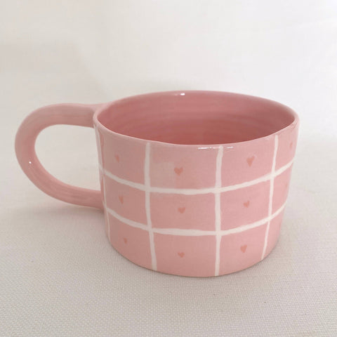 Mug rose avec coeurs et grande anse Inside déco