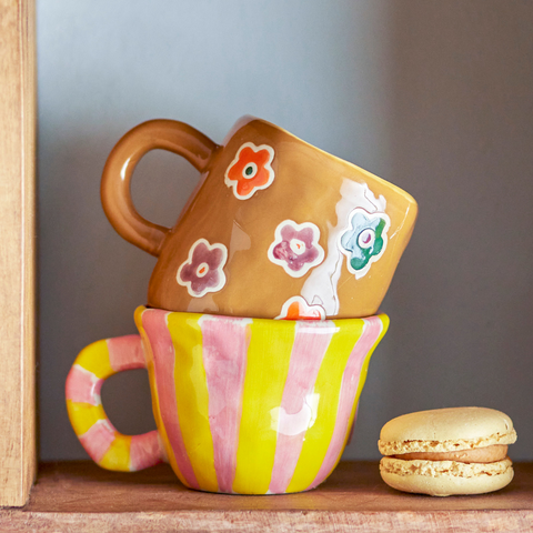 Tasse colorées rayée et avec des fleurs inside déco