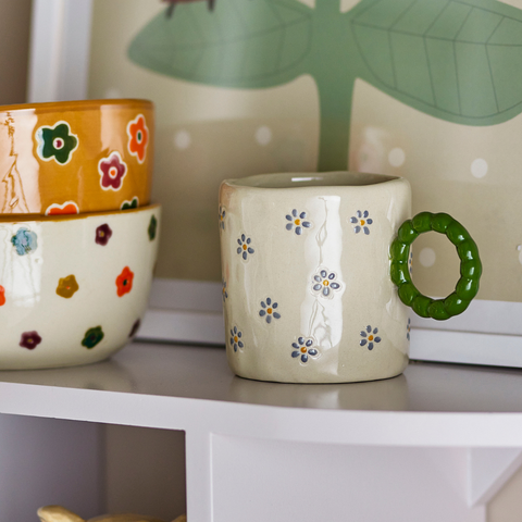Tasse avec une anse verte et des petites fleurs inside déco