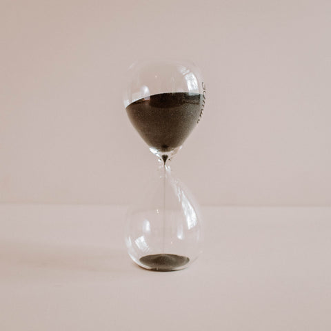 Sablier décoratif en verre et sable gris - INSIDE Box - Shop - Conseil