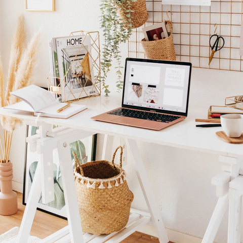 panier-rangement-beige-pompons-blanc