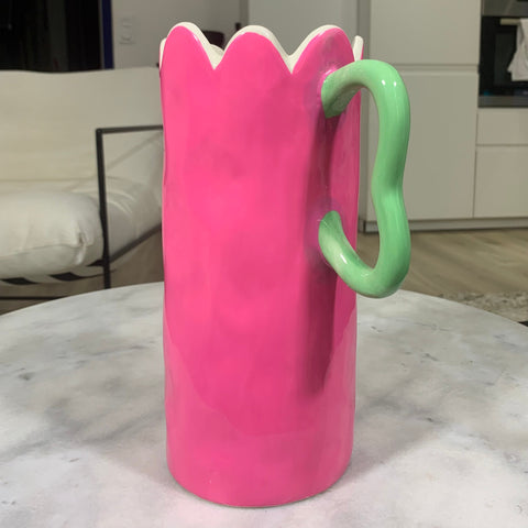 Vase Juliette en céramique – Rose intense, forme ondulée