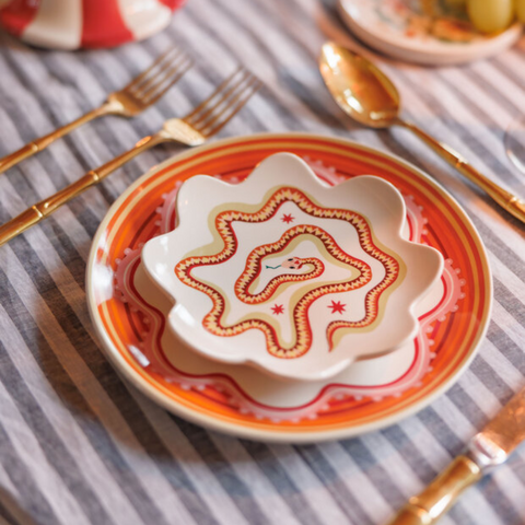 Assiette motif serpent bords ondulés Inside déco 