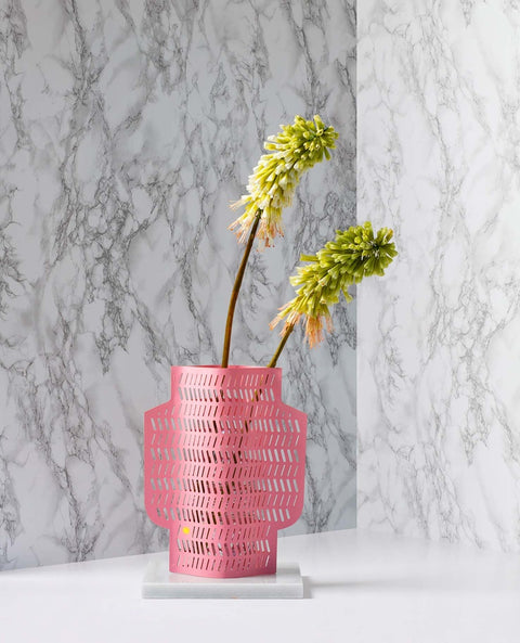 Vase en papier perforé rose inside déco 