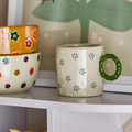 Tasse avec une anse verte et des petites fleurs inside déco 