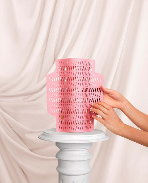 Vase en papier rose perforé inside déco 