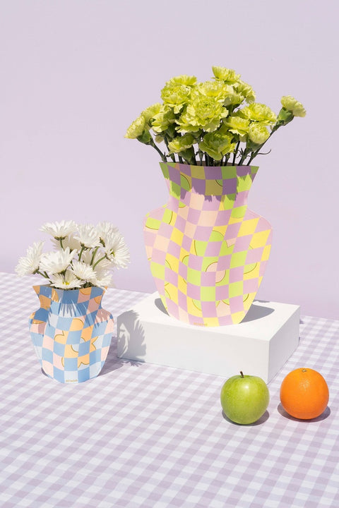Vase en papier motif damier coloré inside déco 